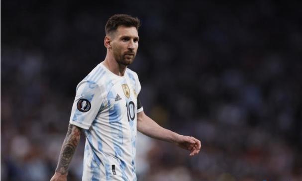 朱婷又一冠军队友当妈了，首晒一家三口全家福，亲吻儿子笑逐颜开